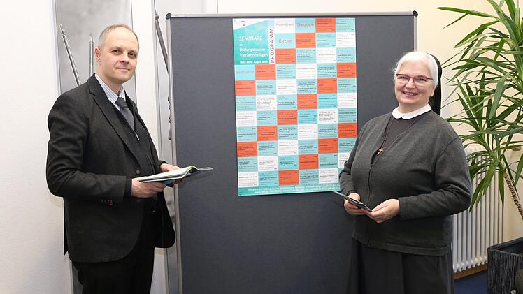 Domvikar Professor Elmar Koziel, Rektor und Geistlicher Leiter der Bildungshäuser, stellt zusammen mit Franziskusschwester Christina Schirner das neue Halbjahresprogramm der Bildungshäuser Vierzehnheiligen vor. Foto: Gerd Klemenz