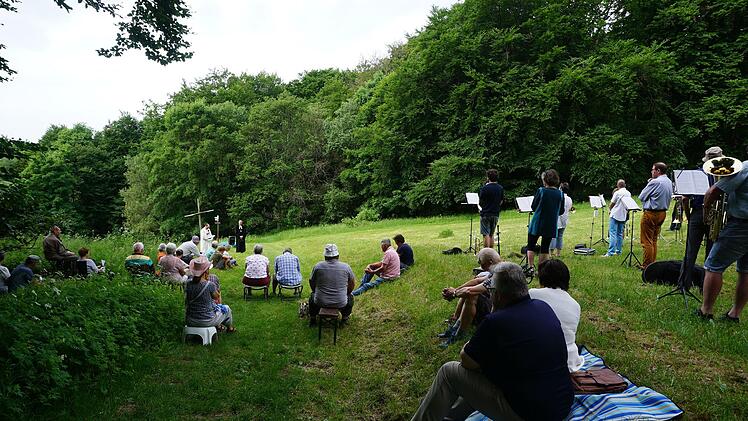 Herrliches Sommerwetter und ein Berggottesdienst mit Dekan Dr. Matthias  Büttner und Pastoralreferent Stephan Tengler. Foto: Marion Eckert