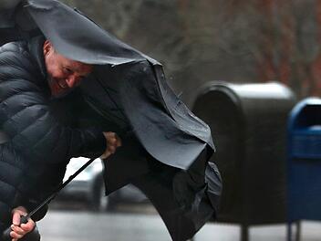 Es wird stürmisch am Wochenende. Symbolfoto:  Robert F. Bukaty/AP/dpa
