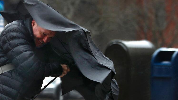 Es wird stürmisch am Wochenende. Symbolfoto:  Robert F. Bukaty/AP/dpa