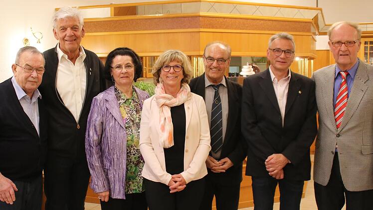 Für ihre 30-jährige Mitgliedschaft    ausgezeichnet wurden (von links):  Hans-Dieter Scherpf, Reimar Glückler, Karin Lotze, Rita Schaupp, Rudi   Romanczyk, Reinhard Schaupp und Dieter Lotze.