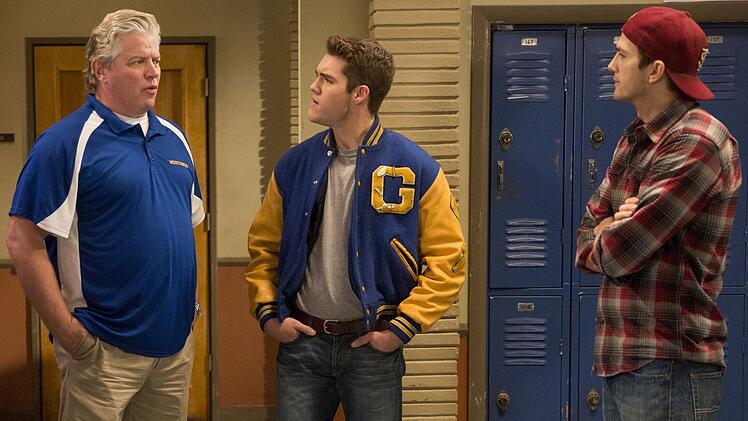 In der Kultserie "Freaks and Geeks" (1999-2000) spielte er einen Sportlehrer, ansonsten verdingte Thomas F. Wilson (Bild, links) sich in kleineren (Sprech-)Rollen - wie etwa in an der Seite von Ashton Kutcher (Bild, rechts) in einer Folge der Netflix-Serie "The Ranch".