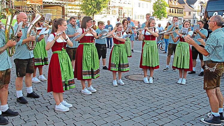 Standkonzert der Islinger Musikanten am Er&ouml;ffnungstag auf dem Marktplatz Hans Zapf,FT-Archiv