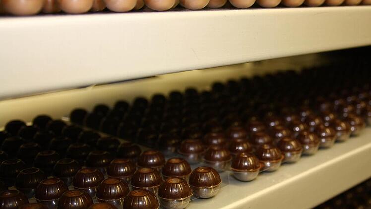 Aus den Schokoladen-Hohlkugeln werden Trüffel.