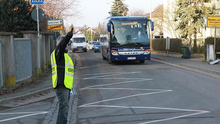 Die Busse müssen im Einbahnverkehr hinter dem Gebäude einfahren. In einem Kreis geht es zur Haltestelle direkt vor der Schule, dann wieder aus dem Schulgelände heraus. Foto: Matthias Erlwein