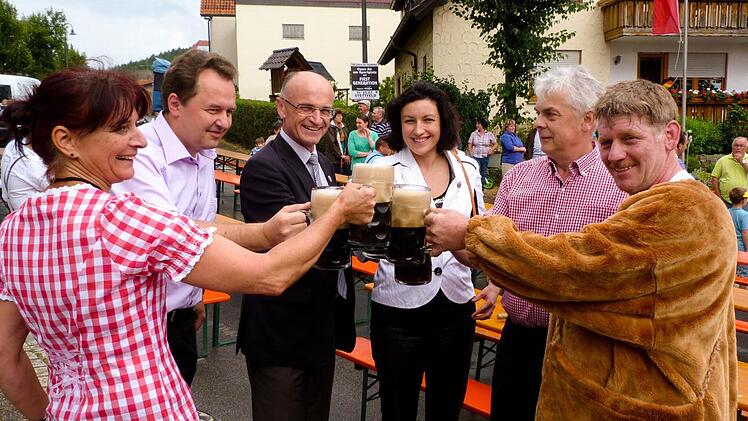 "Auf ein gelungenes Fest": Doris Simon, die Vorsitzende des Fördervereins, stößt mit den Ehrengästen Pfarrer Mathias Rusin, Landrat Wilhelm Schneider, Staatssekretärin Dorothee Bär, Braumeister Norbert Merklein und dem Stettfelder Bären (Holger Zehner) (von links) auf ein gelungenes Fest an. Fotos: Christian Ziegler