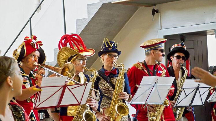 Die Quastenflosser wurden bei ihrem Auftritt in der Coburger Heilig-Kreuz-Kirche begeistert gefeiert.  Foto: Jochen Berger