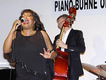 Tolle Performance: Wirbelwind Deborah Woodson mischte bei ihrem Konzert in der Piano-Bühne das Publikum kräftig auf. Foto: Winfried Ehling