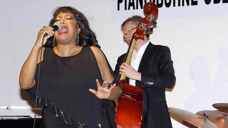 Tolle Performance: Wirbelwind Deborah Woodson mischte bei ihrem Konzert in der Piano-Bühne das Publikum kräftig auf. Foto: Winfried Ehling
