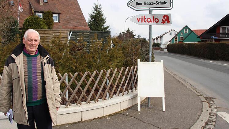 Heinrich Grohganz musste seine Gartenmauer und den Zaun (im Hintergrund) schon mehrmals erneuern. Foto: Andreas Dorsch