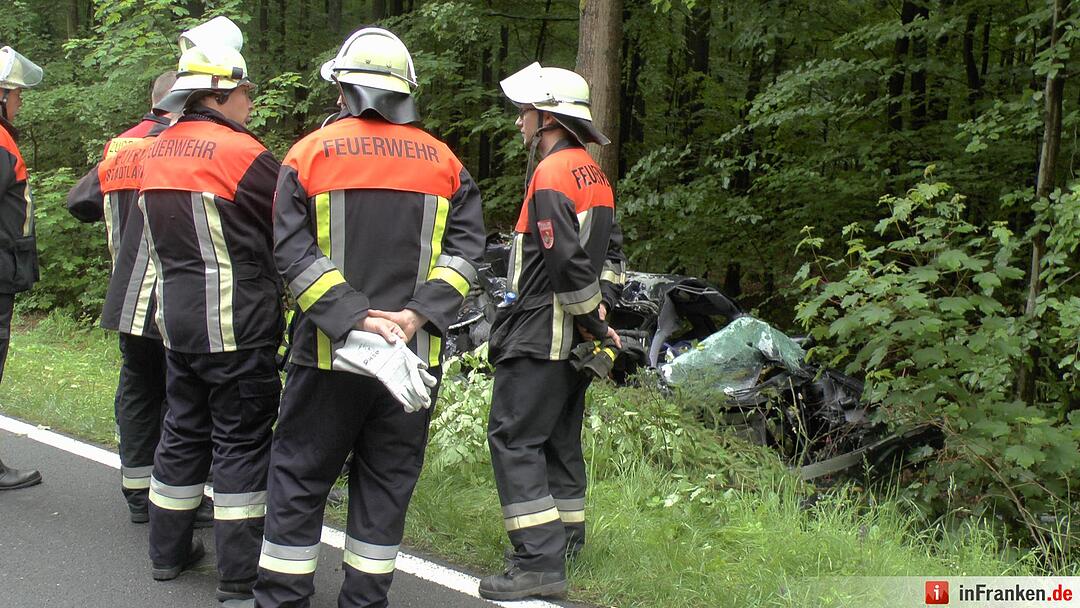 Schrecklicher Unfall erst in den Morgenstunden entdeckt - Fahrer verstirbt in seinem Auto