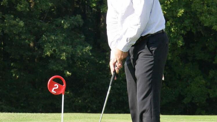 Dass es für Golf ebenso viel Feingefühl braucht wie für eine erfolgreiche Amtsführung, erlebte Landrat Wilhelm Schneider bei seinen Versuchen auf dem Putting-Green.