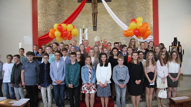 Insgesamt 46 Jugendliche aus der Stadt Kulmbach, aus Thurnau, Mainleus und Neudrossenfeld empfingen in der Kirche St. Hedwig das Sakrament der FirmungFoto: Sonny Adam