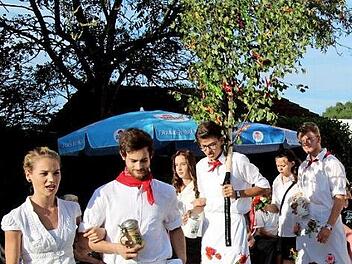Wer den Zweig in der Hand hält, ist beim Weckerklingeln das aktuelle "Kerwapaar".  Foto: Richard Sänger