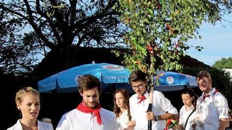 Wer den Zweig in der Hand hält, ist beim Weckerklingeln das aktuelle "Kerwapaar".  Foto: Richard Sänger