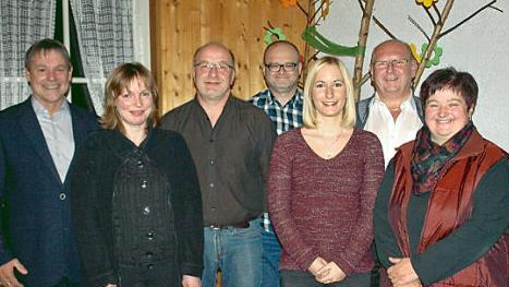 Es kann losgehen: Bürgermeister Gerhard Wunder mit den frischgewählten Vorstandmitgliedern Katja Schmitt, Rainer Günther, Julia Kremer, Alfred Kremer und Silvia Welscher (von links). Foto: Susanne Deuerling