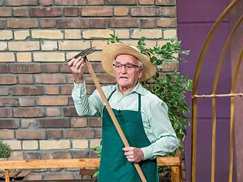 Rudolf Wild aus Baunach präsentiert mit der "Ruwi Multiharke" die 4 in 1-Multifunktionsharke für den Garten. Foto: MG RTL D / Bernd-Michael Maurer