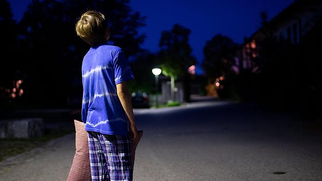 Während andere tief und fest schlafen, laufen sie oft zur Hochform auf, wenn auch unfreiwillig: Schlafwandler. Sie gehen spazieren, fahren Auto, essen, putzen, kochen und manche werden sogar gewalttätig. Foto: Sven Hoppe/dpa