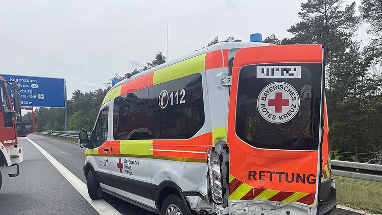 Audi kracht mit voller Wucht in Heck von Krankentransportwagen