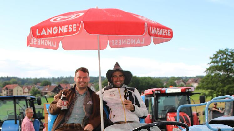 Die Dorfrocker waren für ein Konzert nach  Schwärzelbach gekommen. Ihre Fans rückten mit Traktoren an.