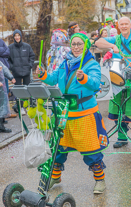 Buntes Faschingstreiben begeistert groß und klein.