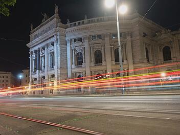 Die Ringstraße mit ihren Prachtbauten wie dem Wiener Burgtheater entfaltet nachts einen etwas unterkühlten Charme.