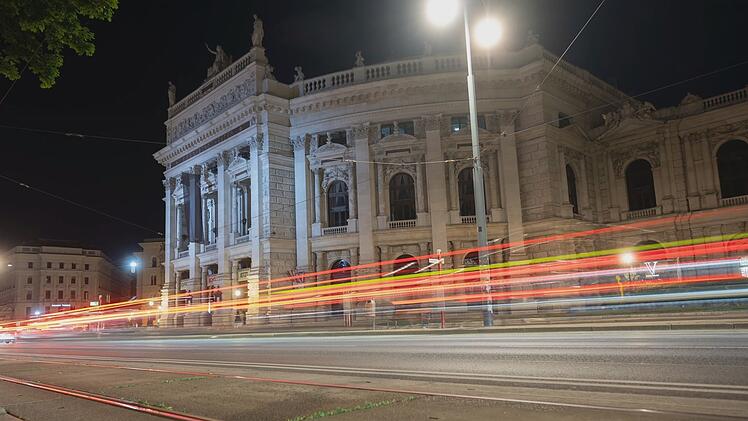 Die Ringstraße mit ihren Prachtbauten wie dem Wiener Burgtheater entfaltet nachts einen etwas unterkühlten Charme.