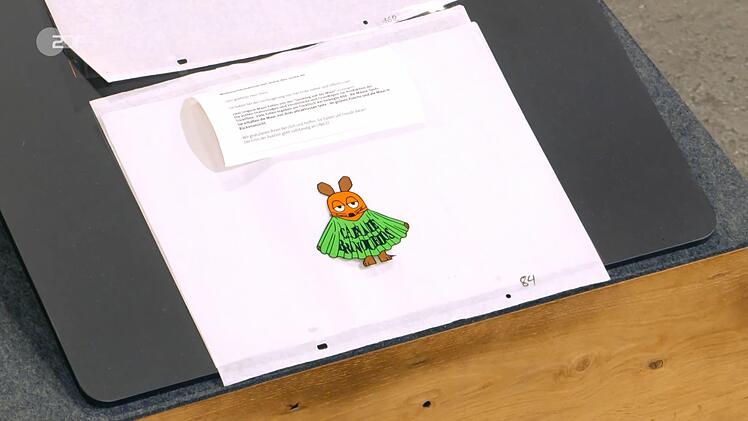 Vor 25 Jahren erstand das Ehepaar J&uuml;rgen und Ute bei einer Auktion der ARD zwei Folien aus der "Sendung mit der Maus". Den Wunschpreis von 30 Euro erh&ouml;hte Annika Ra&szlig;bach drastisch auf bis zu 350. Im H&auml;ndlerraum kam Nostalgie auf. Walter Lehnertz bezahlte 250 Euro.