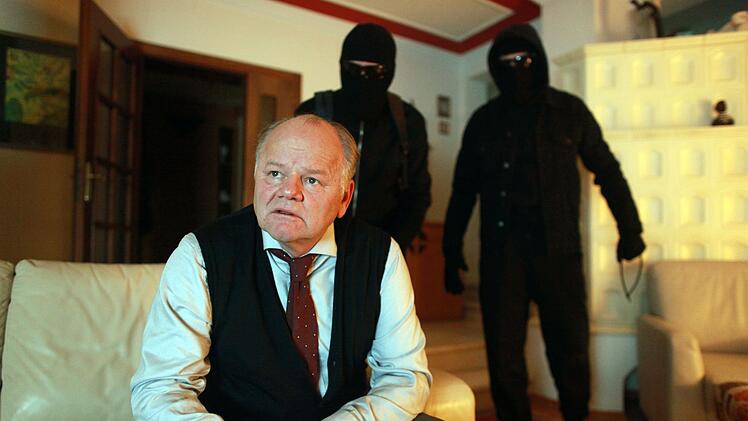 Bankchef Rudi Stiegler (Gottfried Breitfuss) wird zu Hause  &uuml;berfallen. Dabei ist er doch schon pleite.