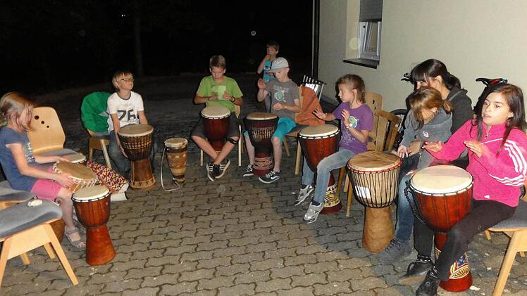 Abends wurde gemeinsam getrommelt.