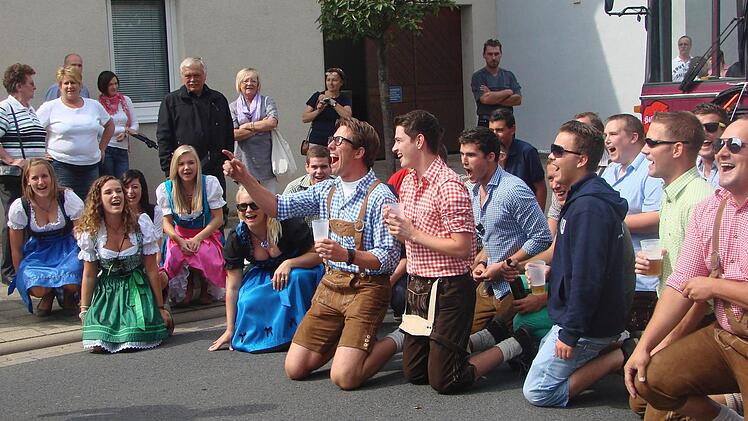 Sie sind ganz aus dem Häuschen  -  die Freude über ihre neue Errungenschaft ist den Jungs und Mädels der Burschenschaft anzusehen.