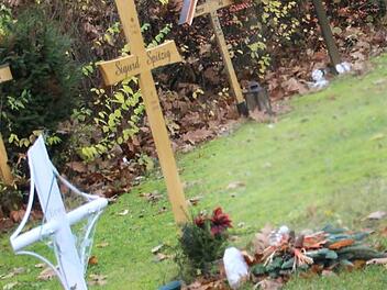 Ein einfaches Holzkreuz   in Forchheim erinnert an Sigurd Spitzig. Foto: Hofbauer
