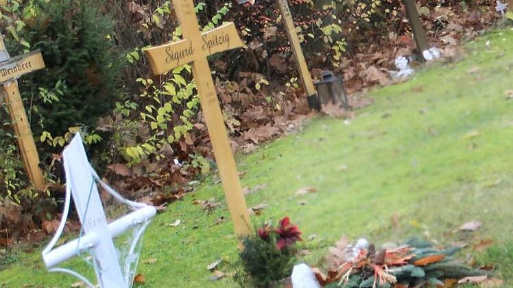 Ein einfaches Holzkreuz   in Forchheim erinnert an Sigurd Spitzig. Foto: Hofbauer