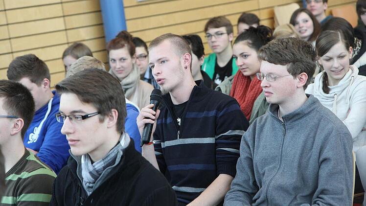 Zu den Fragestellern zählten Stefan Pohl, Hannah Lang und Bastian Graß.