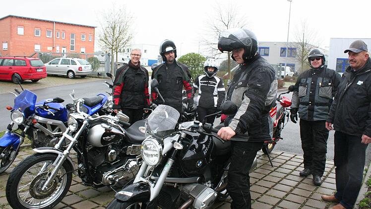 Nach dem Training fühlen wir uns sicherer, sagte diese Gruppe Motorradfahrer aus Unterfranken. Im Bild rechts Siegfried Nürnberger
