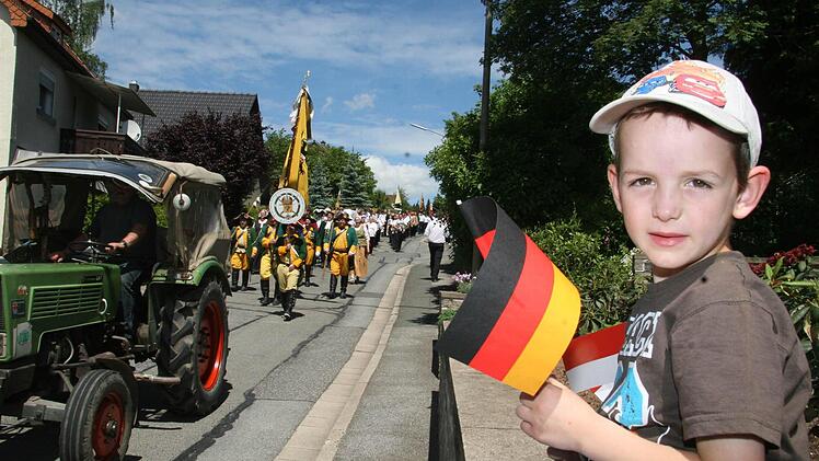 Mit einem Mega-Festzug feierten nicht nur die Tüschnitzer Vereine, sondern befreundete Vereine aus der gesamten Umgebung reisten an.