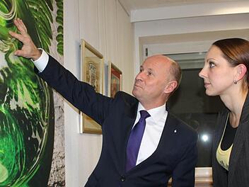 Jens Plachetka und Carletta Heinz sehen sich im Glasmuseum um. Foto: Veronika Schadeck