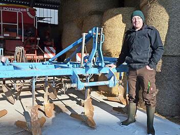 René Rempel muss den Grubber einsetzen sobald es das Wetter erlaubt.  Foto: Rainer Lutz