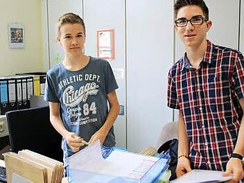Tom Leyh und Dominik Lieb (von links) absolvieren ein Praktikum in der Stadtverwaltung. Für Münnerstädter Gymnasiasten der neunten Klasse ist die Schnupperwoche ins Berufsleben Pflicht. Foto: Heike Beudert