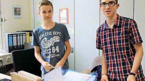 Tom Leyh und Dominik Lieb (von links) absolvieren ein Praktikum in der Stadtverwaltung. Für Münnerstädter Gymnasiasten der neunten Klasse ist die Schnupperwoche ins Berufsleben Pflicht. Foto: Heike Beudert