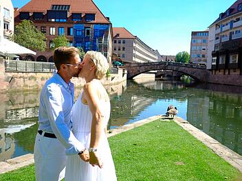 Ein neuer Rasen soll die Insel bei der Fleischbrücke jetzt noch schöner machen. Fotos: Nikolas Pelke