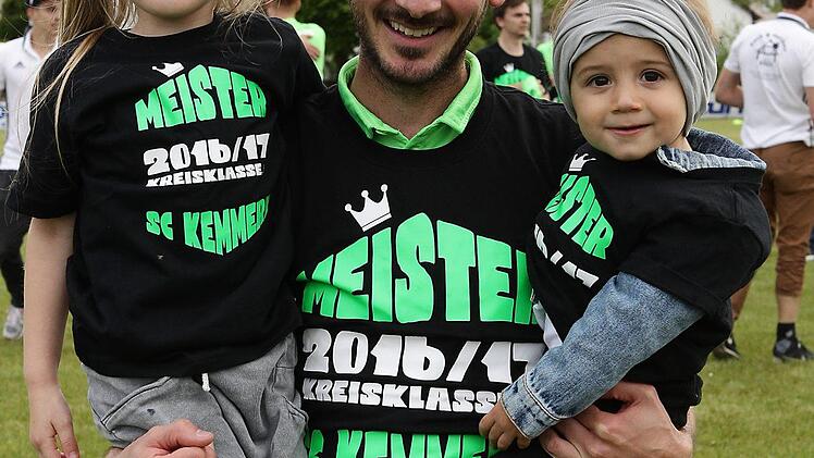 SCK-Trainer Jochen Kutzelmann mit Mila (l.) und Luke im Aufsteiger-T-Shirt