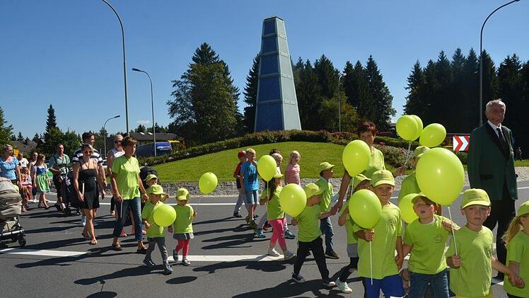Einen bunten Festzug boten die Kinder der Gemeinde Steinbach am Wald beim Schützen- und Volksfest und bereiteten den zahlreichen Besuchern Freude. Foto: Karl-Heinz Hofmann