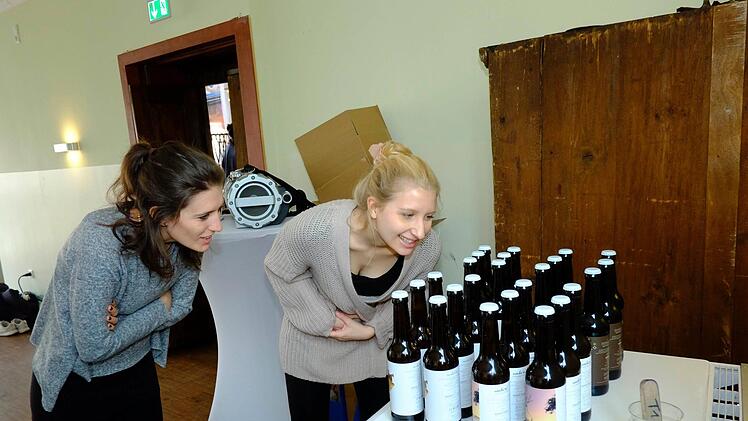 Entspannung beim Bier-Yoga in Nürnberg. Foto: Nikolas Pelke