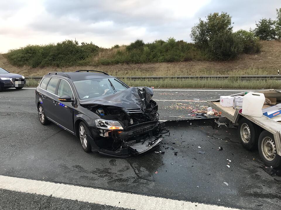 Anhänger umgekippt - Gummibärchen auf der A9 verteilt