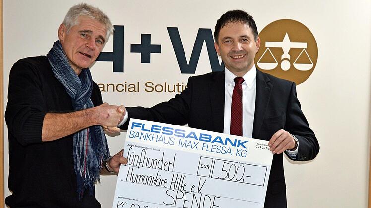 Geschäftsführer Achim Wachter (rechts) überreichte Tom Sauer und der "Humanitären Hilfe" einen Scheck über 500 Euro.  Foto: Rainer Glissnik