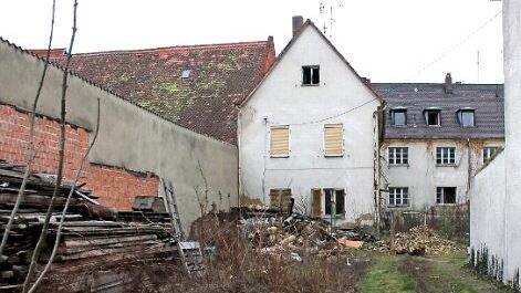 Das Nebengebäude links, eine ehemalige Schreinerei, soll abgerissen werden und einem Drei-Familien-Wohnhaus weichen.