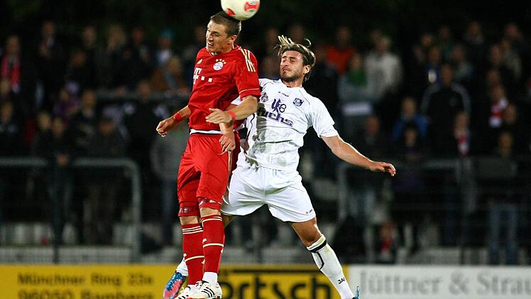 Zwei Neuzug&auml;nge im Kopfballduell: Links  Tobias Schweinsteiger vom FC Bayern, der Bruder des Nationalspielers,  rechts  der Bamberger Florian Wenninger.