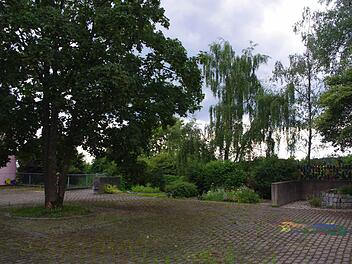 Der hintere Teil des Grundschulpausenhof soll attraktiver werden.  Foto: Heike Schülein