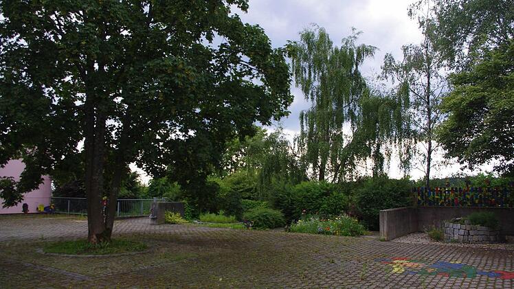 Der hintere Teil des Grundschulpausenhof soll attraktiver werden.  Foto: Heike Schülein